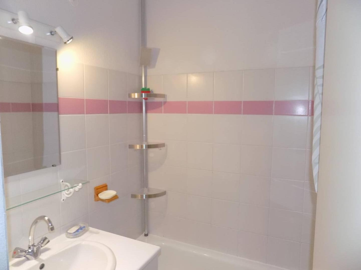 Sur - Quartier Pontaillac - - Piscine Collective *